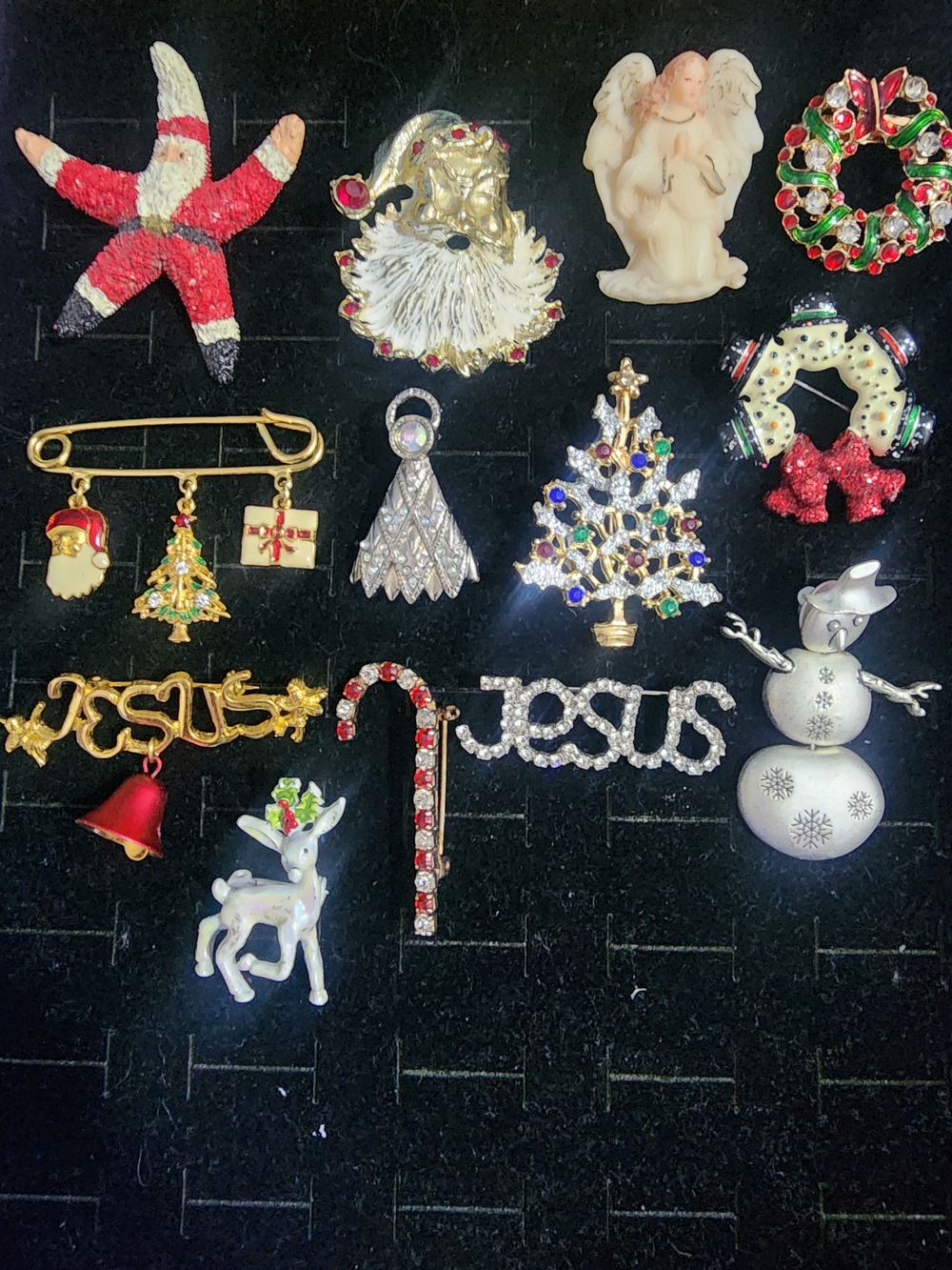 Vintige Assorted Christmas Brooch Pin Lot - Holiday Icons in Red, Green, Gold